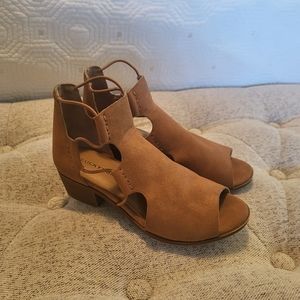 Little girl's sz 13 Lucky Brand sandals